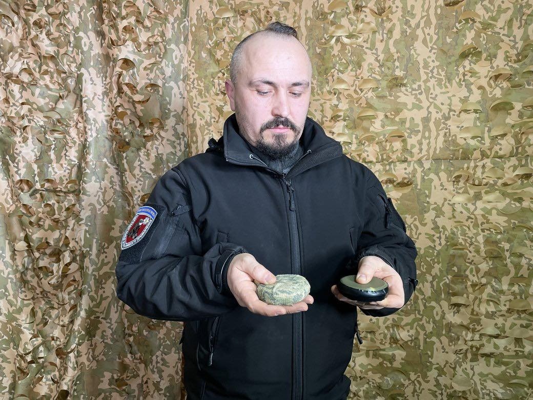 Начальник відділу вибухотехнічної служби Головного управління Національної поліції в Херсонській області Володимир Перепелиця з новою міною, яку розкидають окупанти. 