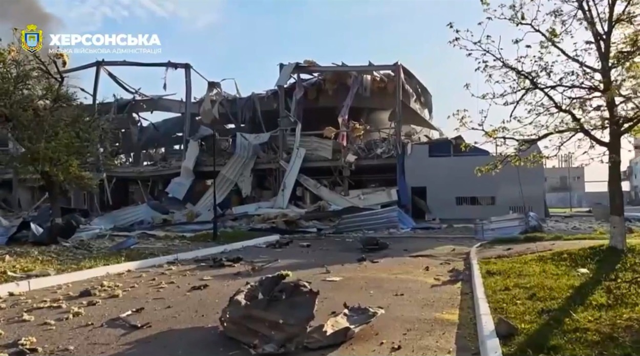 Льодовий палац у Херсоні 17 квітня 2025 року після обстрілу росіянами