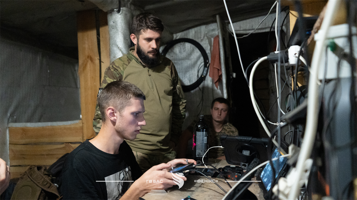 Великдень на передовій: бійці підрозділу «Фенікс» отримують святкові паски прямо на позиціях