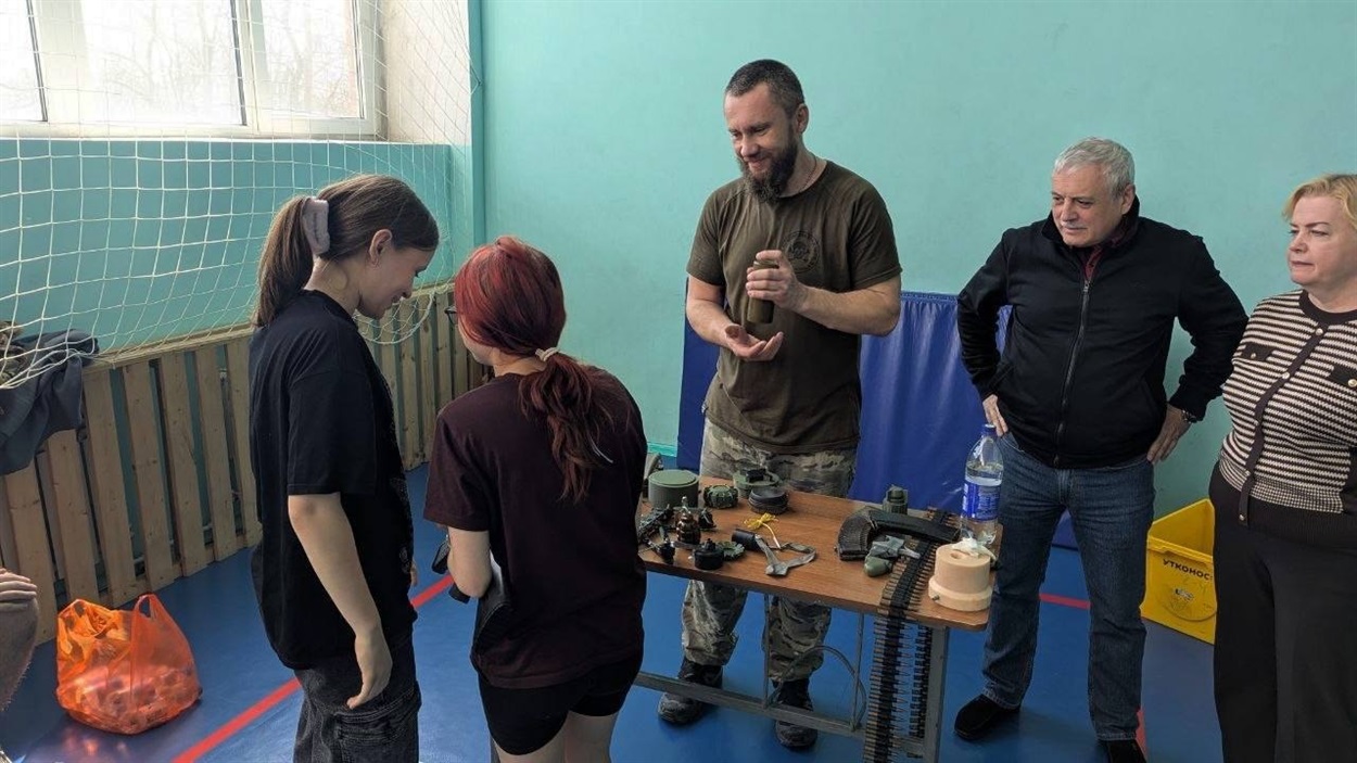Ігор Телегін в позі «руки в боки»