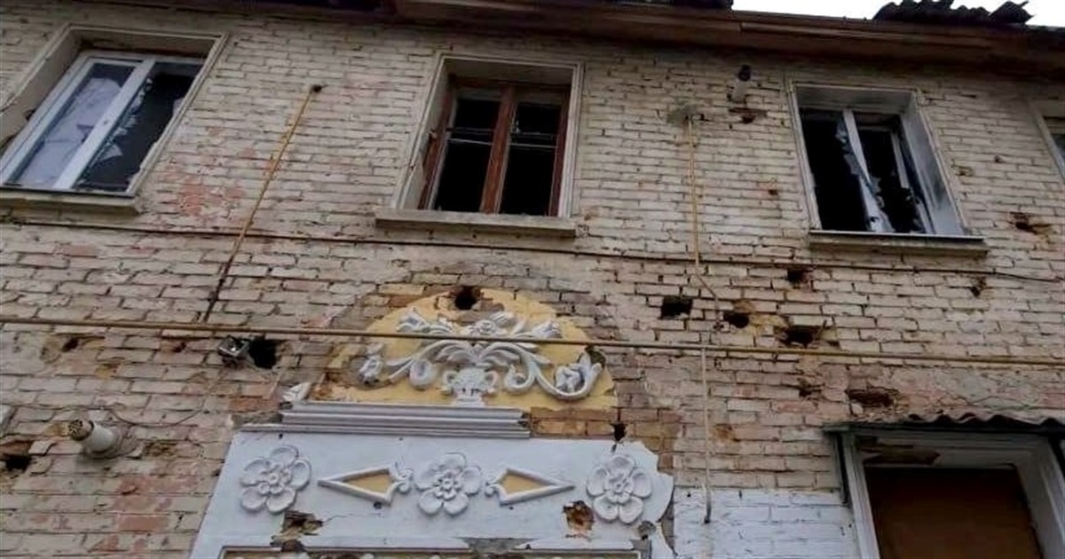 Будинок із кам'яною вишиванкою після російського обстрілу