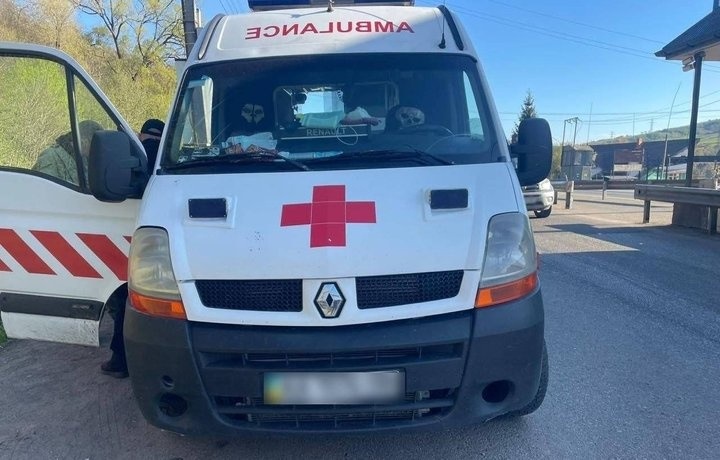 Автівка швидкої, водія якої затримали у Нижніх Воротах. 