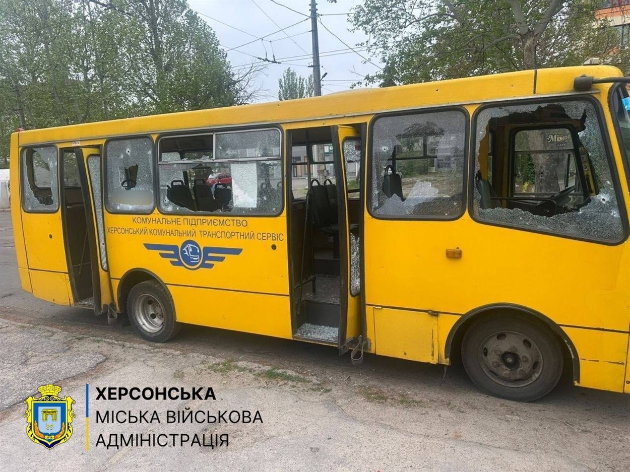Пошкоджений скидом росіян автобус у Херсоні 13 травня 2026 року
