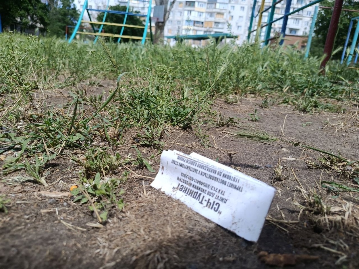 Дитячий майданчик після російського обстрілу в Херсоні