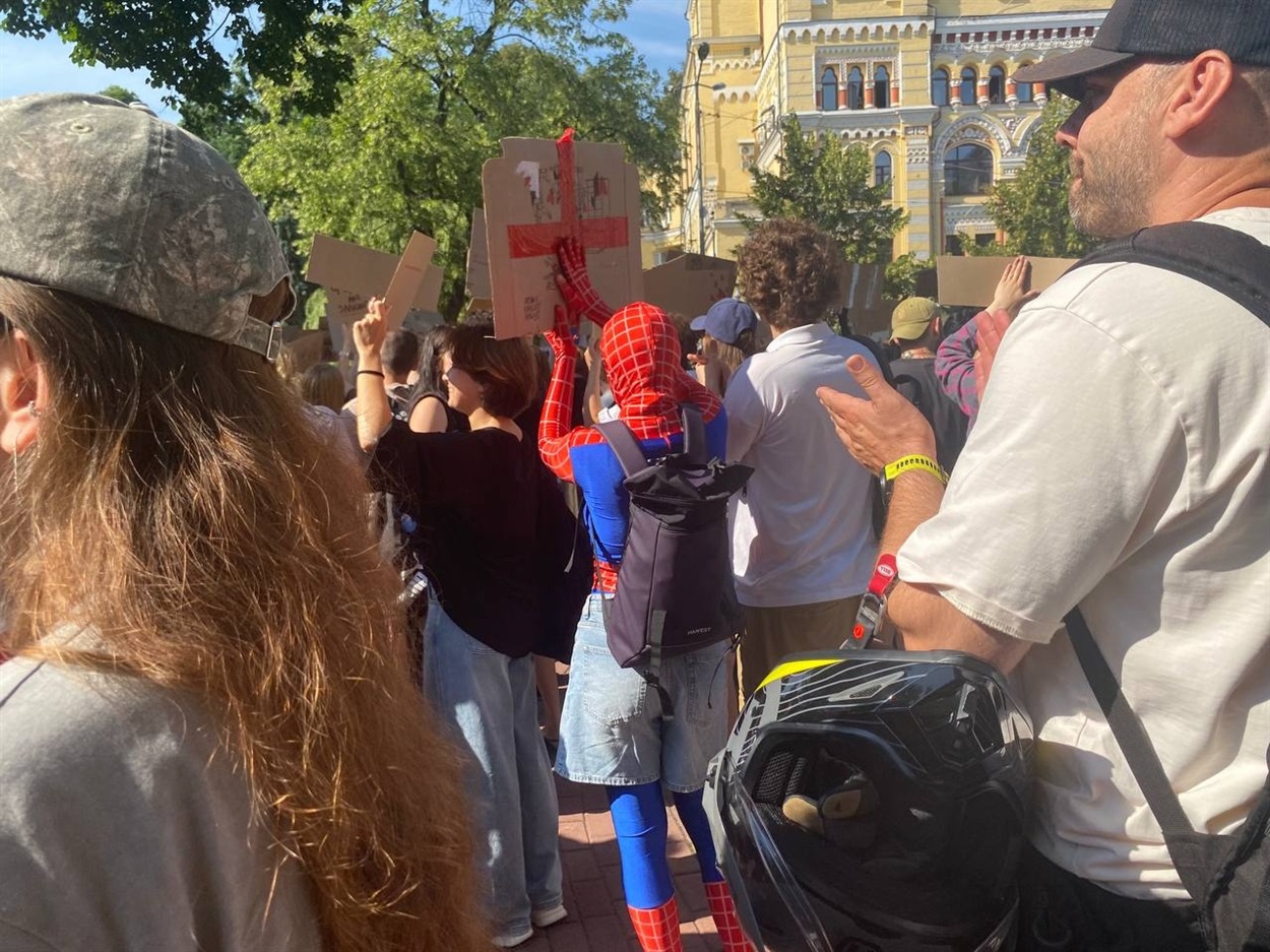 Людина-павук на мітингу в Києві 16.07.2026