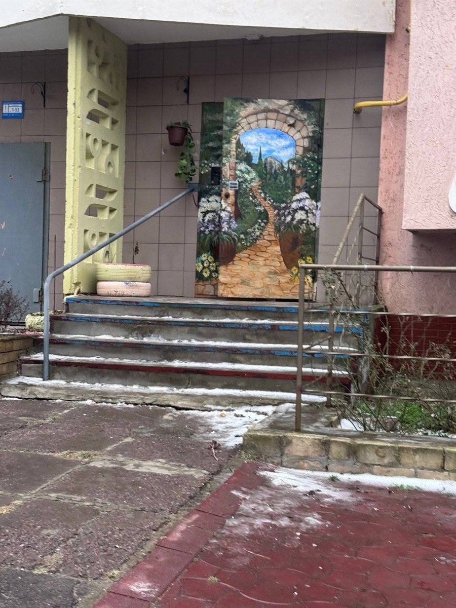 Один із входів до будинку на Острові