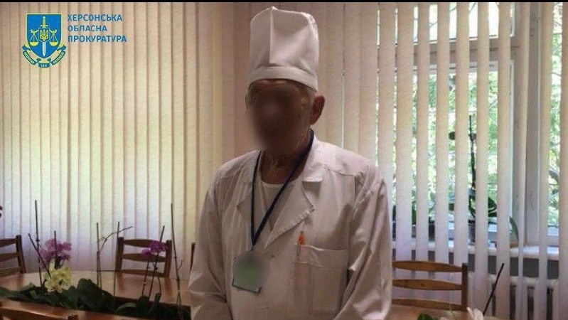 Попри приховане прокуратурою обличчя зрадника, херсонці одразу впізнають в цій особі Віктора Бурдовіцина