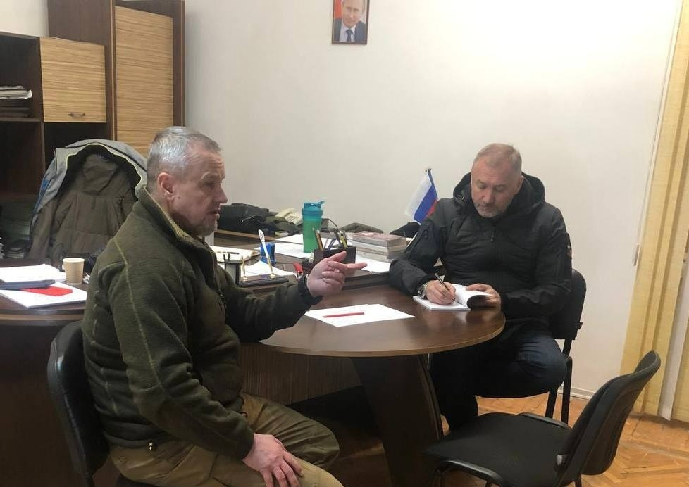Самопроголошений «голова ВЦА Нової Каховки» Володимир Леонтьєв та Константін Басюк