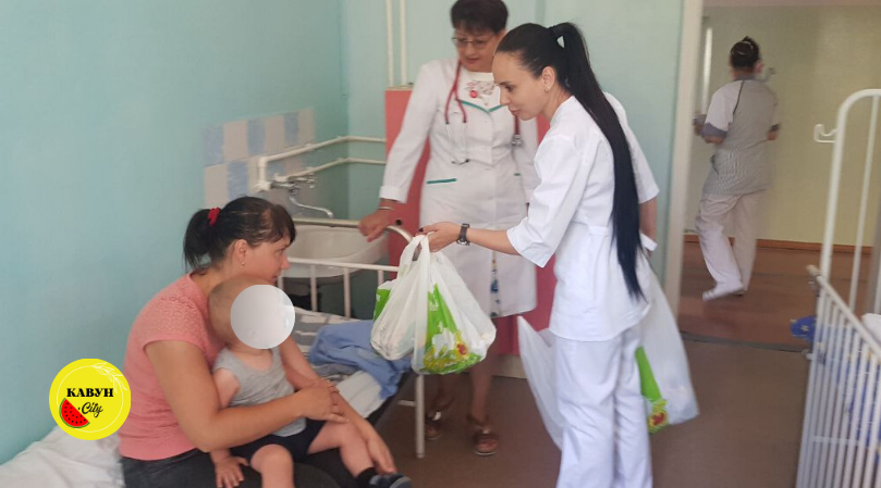 Катерина Грибовська роздає пацієнтам «гуманітарну допомогу»