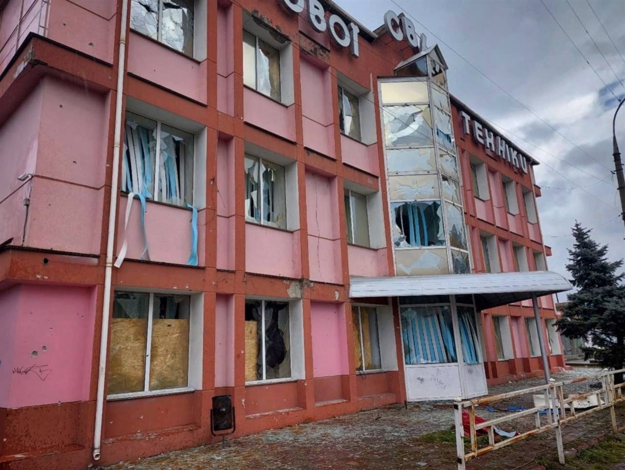 Будівля магазину по Миколаївському шосе, в яку поцілили ворожі снаряди