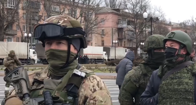 Російські загарбники на вулицях Херсона