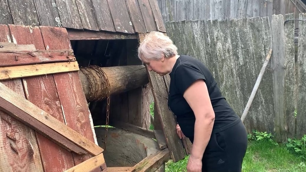 Прати вимушеним переселенцям із Херсона доводиться вручну — воду беруть з колодязя