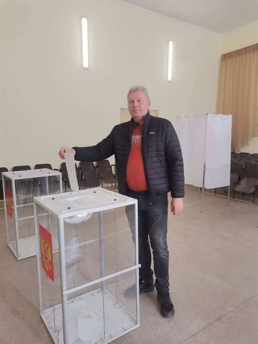 Самопроголошений «голова Новотроїцької ВЦА» Юрій Бочко під час псевдореферендуму