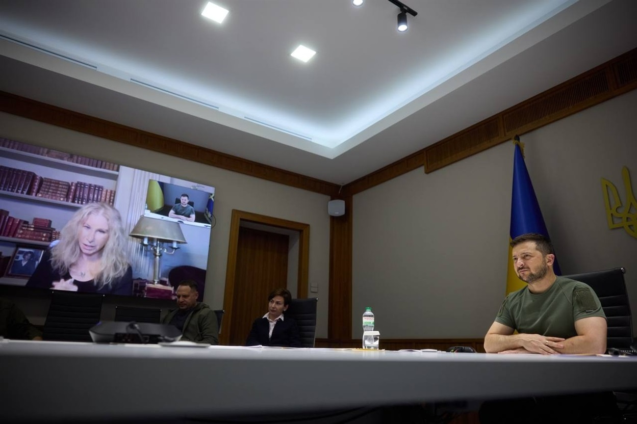 Барбра Стрейзанд відеозв'язком спілкується з Президентом України Володимиром Зеленським